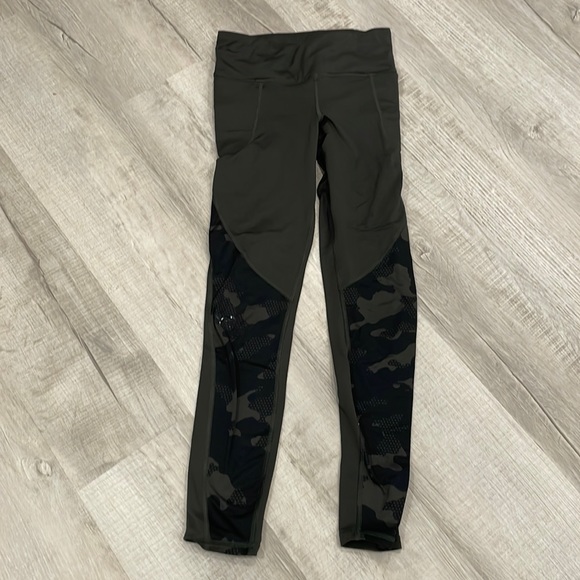Under Armour Pants - UNDER ARMOUR - CAMO LEGGINGS - POCKETS - SMALL
